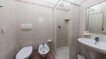 Privates Badezimmer mit Duschkabine
