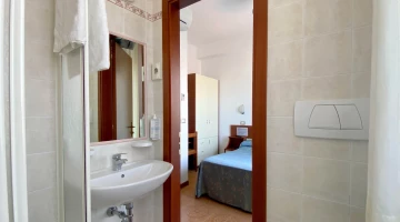 Dienstleistungen mit Duschkabine im Zimmer