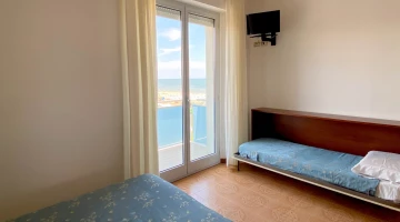 Dreibettzimmer mit Balkon und Meerblick