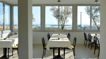 Sala da pranzo vista mare