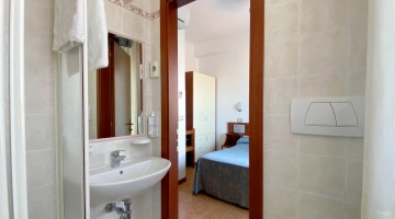 Servizi con box doccia in camera