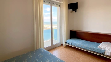 Camera tripla con balcone vista mare