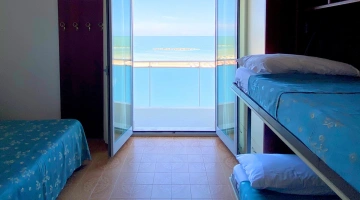 Camera quadrupla con vista mare