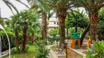 Area bimbi immersa nel verde