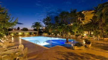Piscina in notturna