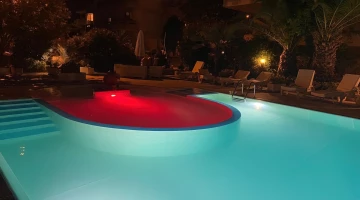 Piscina illuminata