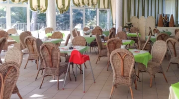Tavoli e seggiolone disponibili