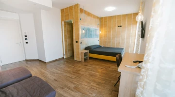 Double room with sofas and TV