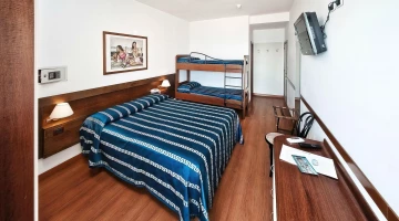 Quadruple room with TV and desk
