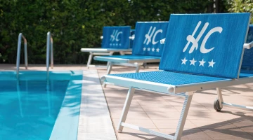 Swimming pool with solarium