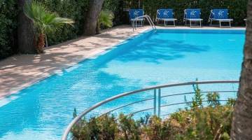 Swimming pool with solarium