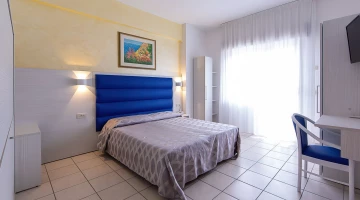 Double room with TV and desk