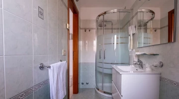 Double room with telephone and desk