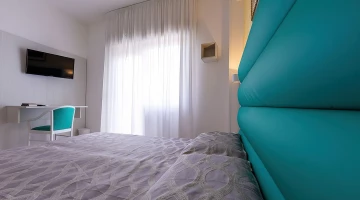 Double room with TV and desk