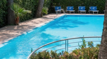 Piscina con solarium