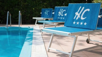 Piscina con solarium