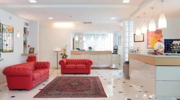 Hall con divani e bancone della reception