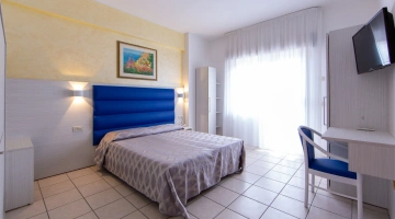 Camera matrimoniale con tv e scrivania