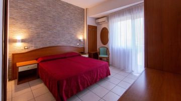 Camera matrimoniale con telefono