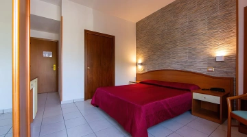 Camera matrimoniale con telefono e scrivania