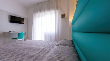 Camera matrimoniale con tv e scrivania