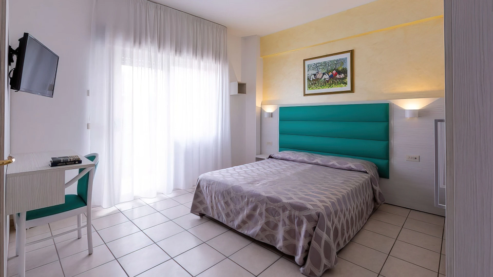 Double room with desk and TV