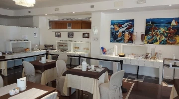 Breakfast room with buffet