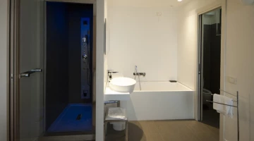 Junior Suite with bathtub and sensory shower