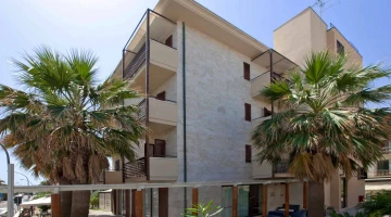 Hotel circondato da piante