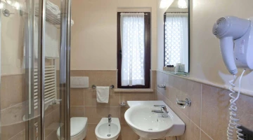 Bagno con box doccia