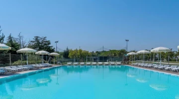 Piscine avec espace solarium