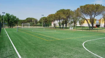 Court de tennis et terrain de football