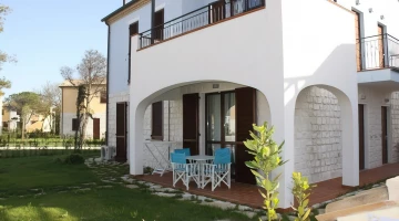 Villa avec patio meublé