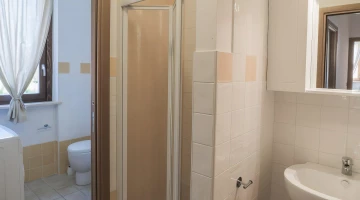 Salle de bain avec cabine de douche