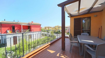 Villa mit möblierter Terrasse