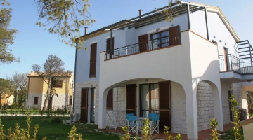 Villa mit möblierter Terrasse