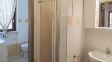 Badezimmer mit Duschkabine