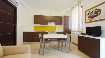 Villa mit Wohnzimmer und ausgestatteter Küche