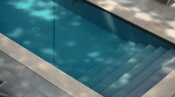 Saisonaler Pool mit Flachwasserbereich