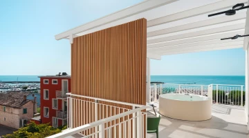 Private Terrasse mit Whirlpool in der Junior Suite
