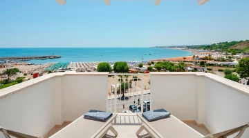 Möblierte Terrasse mit Meerblick in der King Suite
