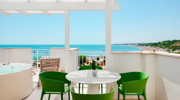 Möblierte Terrasse mit Meerblick in der King Suite