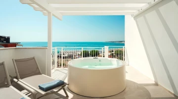 Terrasse mit Whirlpool in der Junior Suite