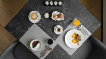 Süße und herzhafte Optionen zum Frühstück