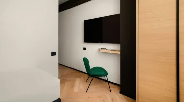 Einzelzimmer mit TV und Schreibtisch