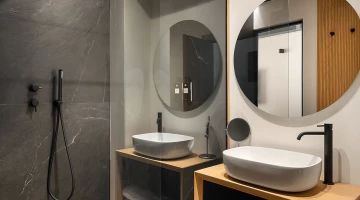 Badezimmer mit Duschkabine im Deluxe-Zimmer