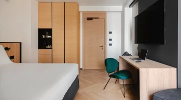 Deluxe Doppelzimmer mit TV und Schreibtisch