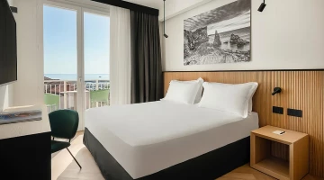 Doppelzimmer mit Queensize-Bett und Balkon mit Meerblick