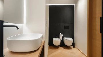 Badezimmer mit Dusche im Queen-Zimmer