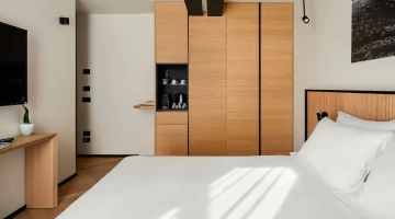 Kingsize-Doppelzimmer mit TV und Schreibtisch